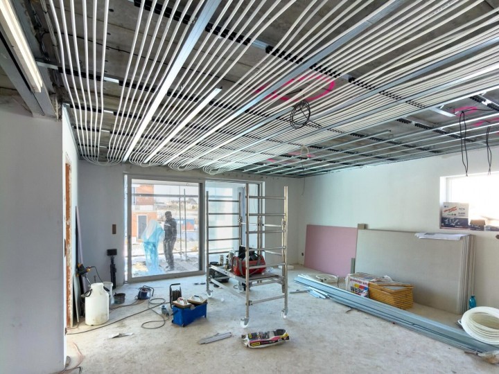 Instalujeme chlazené stropy