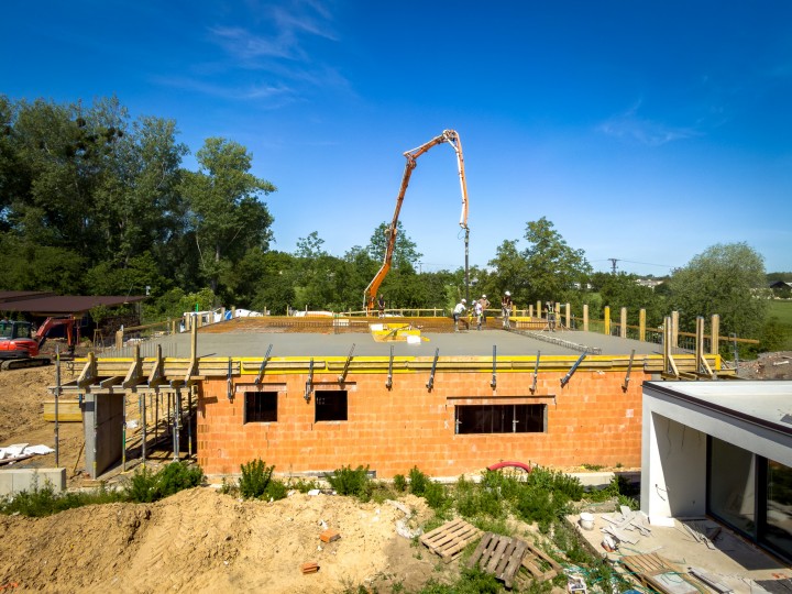Na dalším domě jsme betonujeme stropy